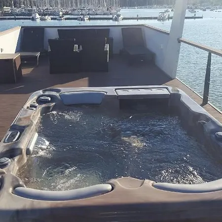 Floating House - Arena 2 Semesterbostad Pula