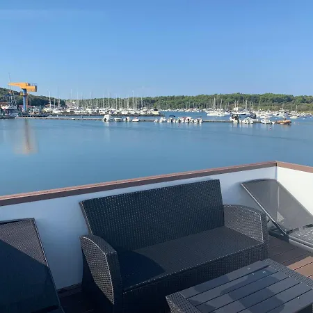Floating House - Arena 2 Nyaraló