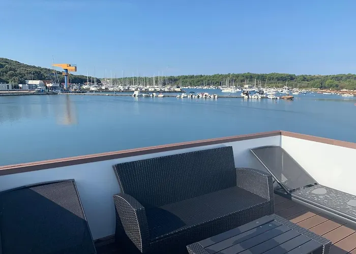 Floating House - Arena 2 Casa de Férias